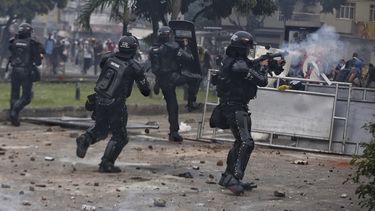 La policía lanza gases lacrimógenos a manifestantes el lunes 3 de mayo de 2021 durante una huelga nacional contra una reforma fiscal, en Cali, Colombia.&nbsp;