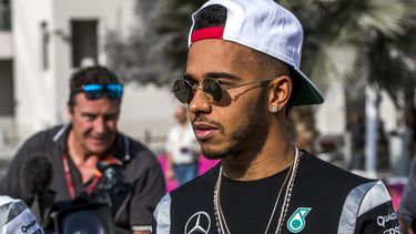 Hamilton busca titularse este domingo, al igual que su compañero Rosberg, en la última carrera del año