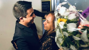 Lorent Saleh se encuentra con su madre, Yamile Saleh Rojas, en Madrid, España.