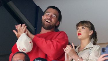 Travis Kelce y Taylor Swift reaccionan mientras los Edmonton Oilers y los Florida Panthers juegan durante el primer periodo del cuarto partido de la final de la Copa Stanley 2025 en el Amerant Bank Arena el 12 de junio de 2025 en Sunrise, Florida.&nbsp;