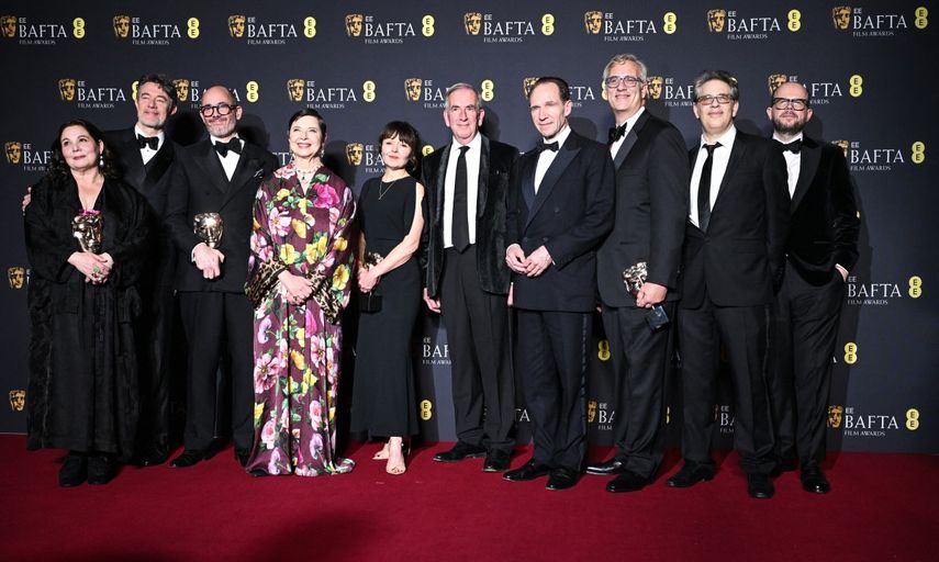 El director británico-alemán Edward Berger, la actriz italiana Isabella Rossellini y el actor británico Ralph Fiennes posan con el premio a la Mejor Película por Conclave durante la ceremonia de los Premios BAFTA de la Academia Británica de Cine en el Royal Festival Hall, Southbank Centre, en Londres, el 16 de febrero de 2025. &nbsp; &nbsp;
