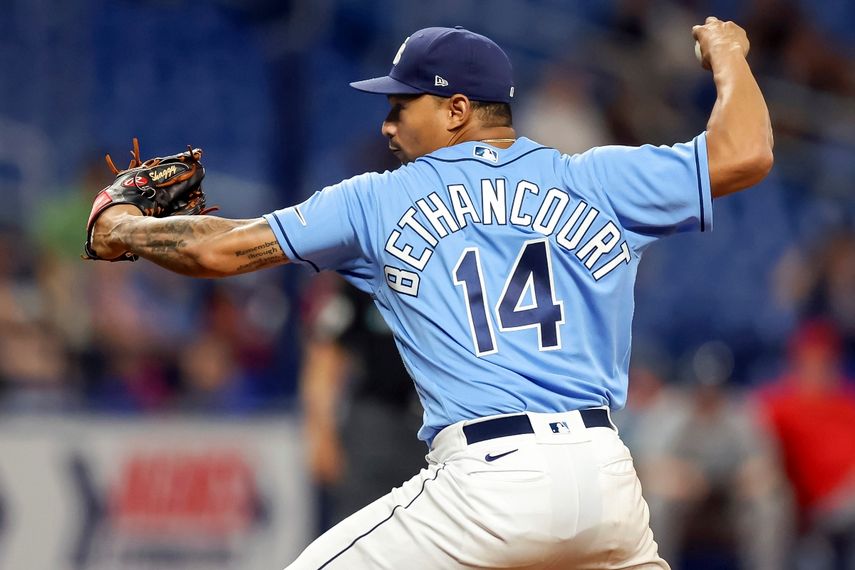 El pelotero panameño Christian Bethancourt, cátcher de los Rays de Tampa Bay, hace labores de pitcher en el juego del martes 23 de agosto de 2022, ante los Angelinos de Los Ángeles&nbsp;