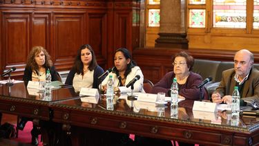 De izquierda a derecha: la senadora uruguaya por el partido de Gobierno, el Frente Amplio, Constanza Moreira; la directora para las Américas de Amnistía Internacional, Erika Guevara Rosas; la familiar de una de las víctimas de represión en Nicaragua, Graciela Martínez; la representante del Centro Nicaragüense de Derechos Humanos, Vilma Núñez, y el Senador por el Partido Indpendiente uruguayo Pablo Mieres, participan en la presentación del informe: Disparar a matar; estrategias de represión de la protesta en Nicaragua.