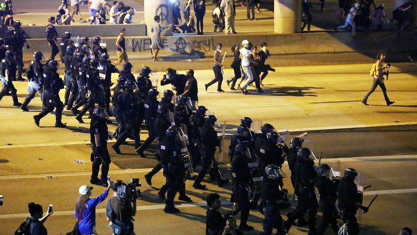 Imágenes de la Policía antimotines mientras despejaba la autopista I-277 a propósito de las manifestaciones contrarias a la violencia policial registradas en Charlotte, Carolina del Norte.&nbsp;