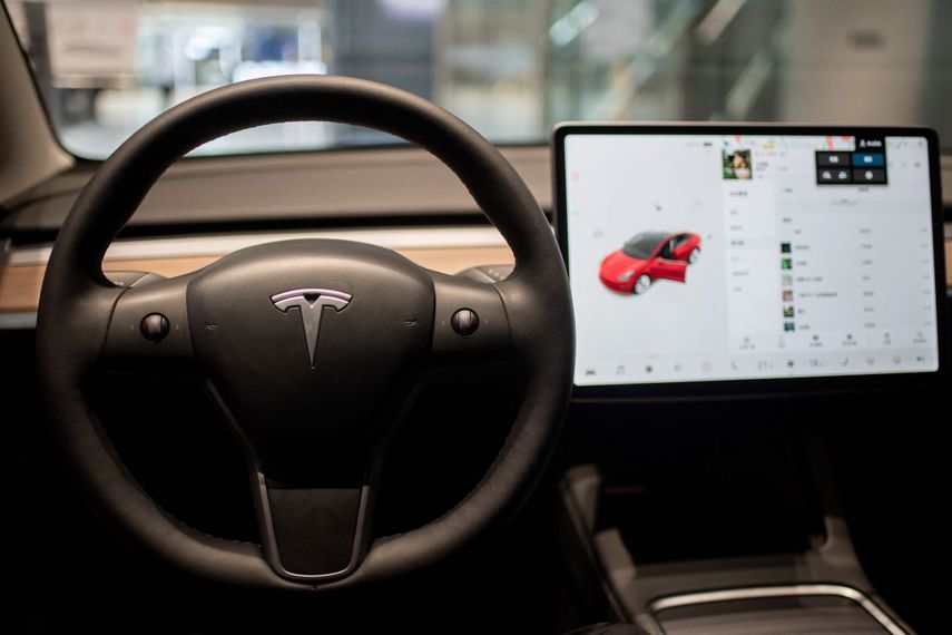 El interior de un auto Tesla.