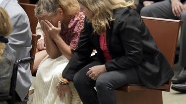 Debbie Hixon se acerca a su cuñada, Natalie Hixon, cuando escuchan que el asesino del esposo de Debbie Hixon no recibirá la pena de muerte, en el juicio del tirador de la escuela secundaria Marjory Stoneman Douglas, Nikolas Cruz, en el condado de Broward.&nbsp;