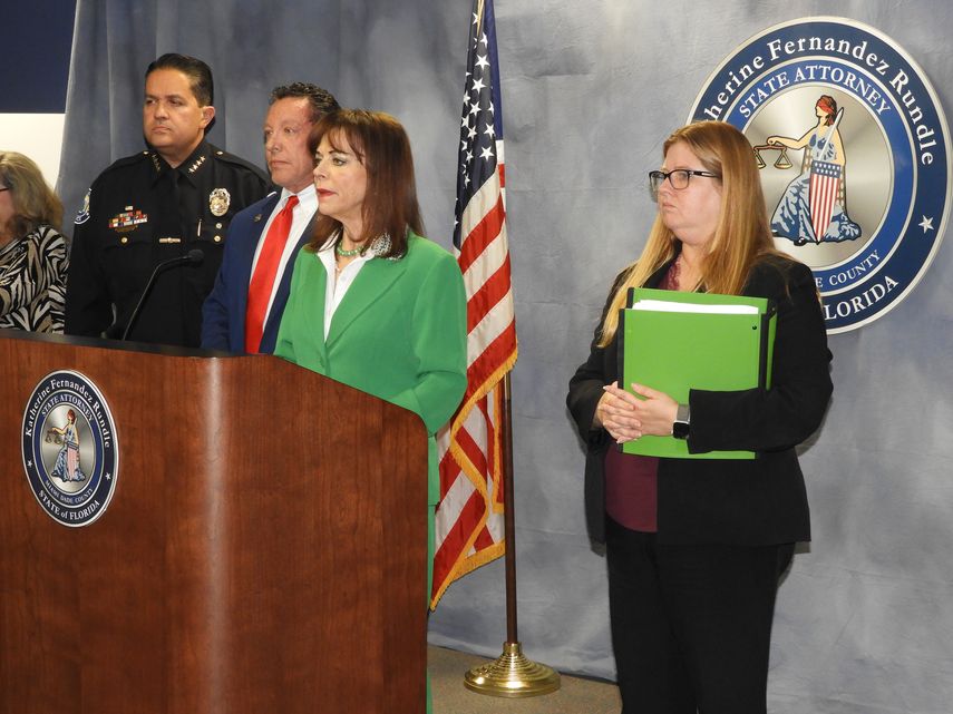 Katherine Fernández-Rundle, fiscal estatal de Miami-Dade, en rueda de prensa.