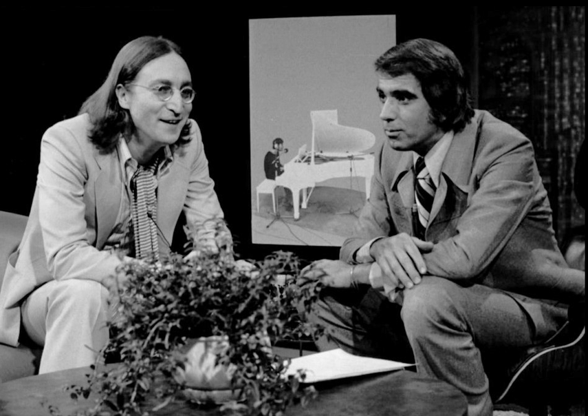 John Lennon y el conductor Tom Snyder del programa de televisión Tomorrow, en 1975. Esta fue la última entrevista televisiva que dio Lennon antes de su muerte en 1980.