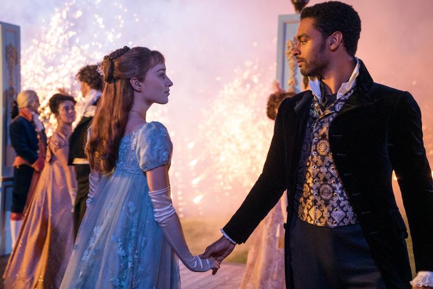 En esta imagen difundida por Netflix, Phoebe Dynevor, a la izquierda, y Rege-Jean Page en una escena de Bridgerton.&nbsp;