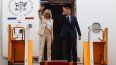 El presidente de Francia, Emmanuel Macron, y su esposa, Brigitte Macron, saludan al abordar su avión para partir tras su visita a Vietnam en el Aeropuerto Internacional Noi Bai de Hanói el 27 de mayo de 2025. El presidente de Francia, Emmanuel Macron, y su esposa, Brigitte Macron, saludan al abordar su avión para partir tras su visita a Vietnam en el Aeropuerto Internacional Noi Bai de Hanói el 27 de mayo de 2025.