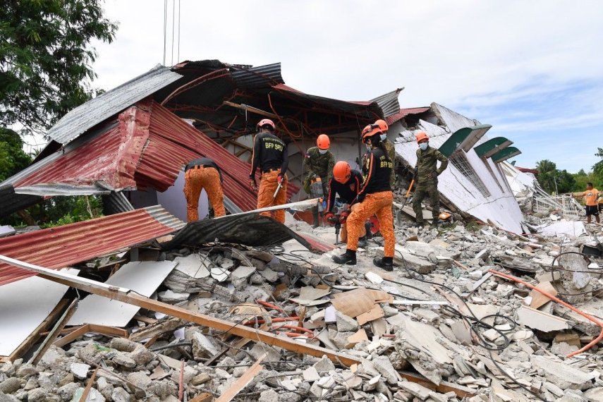 Rescatistas buscan a tres personas reportadas como desaparecidas bajo los escombros de un edificio derrumbado en la ciudad de Bogo el 1 de octubre de 2025, después de que un potente terremoto de magnitud 6,9 sacudiera el centro de Filipinas, matando a decenas de personas en la isla de Cebú, y se teme que la cifra aumente.&nbsp;&nbsp;