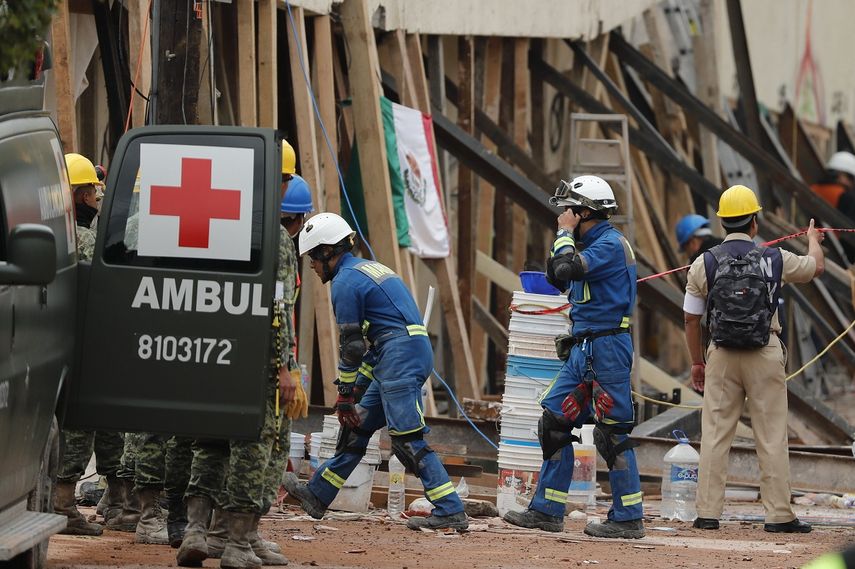 Brigadas de rescatistas y voluntarios continúan escarbando de forma manual en las ruinas de la escuela.&nbsp;