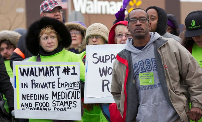 Trabajadores de la cadena minorista Walmart protestan reclamando aumentos salariales, que todos los empleados trabajen a tiempo completo y que cese la alteración de horarios. (ARCHIVO)