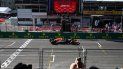 El piloto neerlandés, Max Verstappen justo al cruzar la meta del GP de Azerbaiyán en el primer lugar en su monoplaza Red Bull