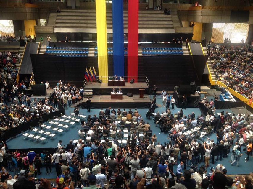 Asamblea Nacional celebra sesión en vivo. Las sillas de la izquierda vacías son las que correponden a los oficialistas. 