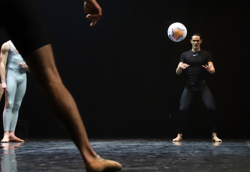 El uruguayo Edison Cavani juega con una pelota de f&uacute;tbol mientras participa en un video para promover la pr&aacute;ctica del ballet en hombres en su natal Uruguay.&nbsp;