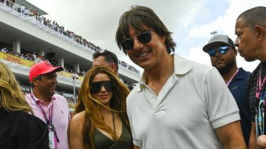 El actor estadounidense Tom Cruise y la cantante colombiana Shakira asisten al Gran Premio de Fórmula 1 de Miami 2023 en el Autódromo Internacional de Miami en Miami Gardens, Florida, el 7 de mayo de 2023.