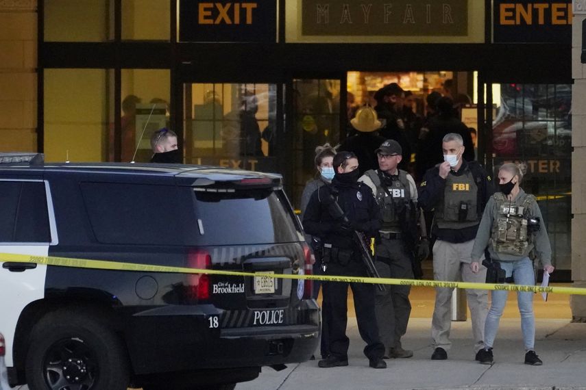Agentes del FBI y la policía están en las afueras del centro comercial Mayfair Mall tras un tiroteo el viernes, 20 de noviembre del 2020, en Wauwatosa, Wisconsin. Varias personas resultaron heridas, ninguna de gravedad, en el tiroteo. El alcalde de Wauwatosa Dennis McBride dijo que el sospechoso seguía a la fuga.