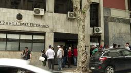 Varias personas esperan a la entrada de la oficina de Migración en la capital uruguaya.