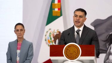 El Secretario de Seguridad y Protección Ciudadana de México, Omar García Harfuch, habla durante la conferencia de prensa matutina que realiza la presidenta Claudia Sheinbaum en el Palacio Nacional de la Ciudad de México el 21 de abril de 2026.