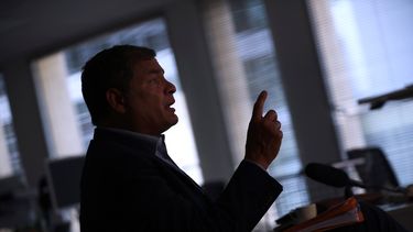 El expresidente de Ecuador, Rafael Correa, habla durante una entrevista con The Associated Press en Bruselas, el viernes 11 de septiembre de 2020.&nbsp;