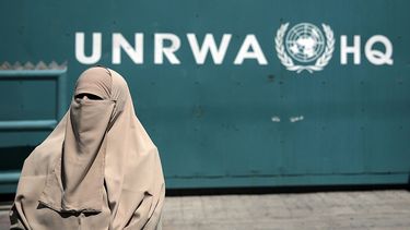 Una mujer palestina, frente a la sede de la Agencia de Obras Públicas y Socorro de las Naciones Unidas en la ciudad de Gaza.