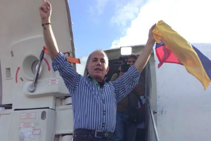 Apenas poner un pie en la pista aeroportuaria, Rosales fue interceptado por los funcionarios que se lo llevaron según precisó el propio Scharifker vía Twitter. DIARIO LAS AMÉRICAS publica el video de la detención 