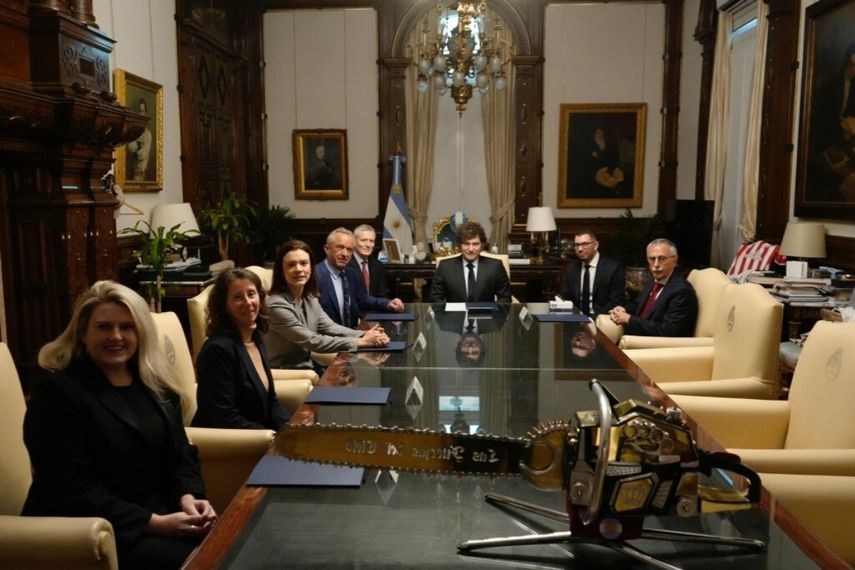 EEUU y Argentina invitan a otros países a su alianza de cooperación sanitaria que hará frente a la OMS.