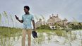 Jared Wofford posa frente al hotel Don Cesar en St. Petersburg, Florida, el jueves 17 de junio de 2021. Wofford aparece en la serie Lifes Rewards de Amazon.