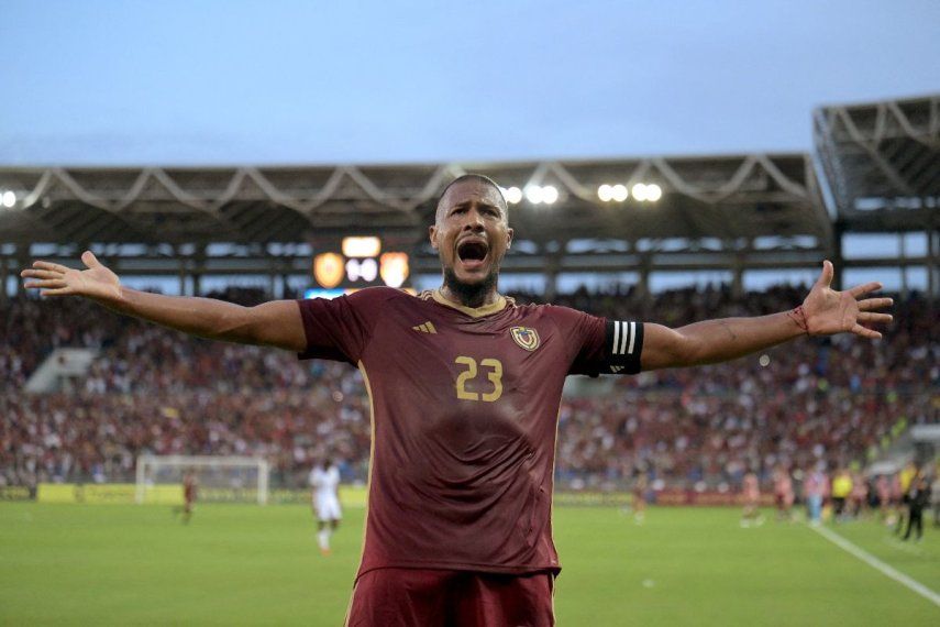 El delantero venezolano #23 Salomón Rondón celebra el segundo gol de su equipo durante el partido de las eliminatorias sudamericanas al Mundial de la FIFA 2026 entre Venezuela y Bolivia en el estadio Monumental de Maturín, estado de Monagas, Venezuela, el 6 de junio de 2025.  El delantero venezolano #23 Salomón Rondón celebra el segundo gol de su equipo durante el partido de las eliminatorias sudamericanas al Mundial de la FIFA 2026 entre Venezuela y Bolivia en el estadio Monumental de Maturín, estado de Monagas, Venezuela, el 6 de junio de 2025.