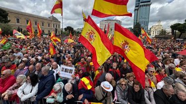 Españoles salieron a las calles de Madrid a exigir la dimisión de Pedro Sánchez