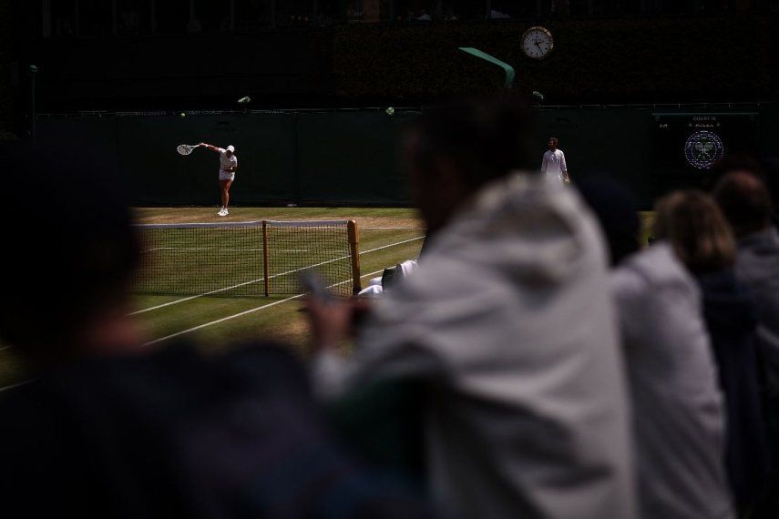 El público observa el entrenamiento de un jugador en la cancha 16 en el octavo día del Campeonato de Wimbledon 2025 en el All England Lawn Tennis and Croquet Club en Wimbledon, al suroeste de Londres, el 7 de julio de 2025.&nbsp;