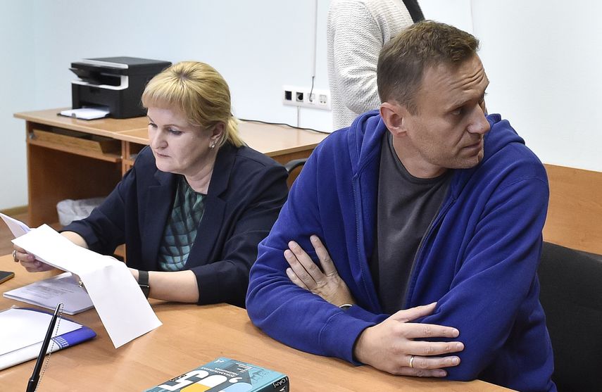 Alexei Navalny, la figura m&aacute;s destacada de la oposici&oacute;n rusa, que fue detenido por la polic&iacute;a acusado de organizaci&oacute;n ilegal de una concentraci&oacute;n p&uacute;blica, espera sentado en una sala judicial junto a su abogada, Olga Mikhailova, en Mosc&uacute;, Rusia, el 24 de julio de 2019.&nbsp;
