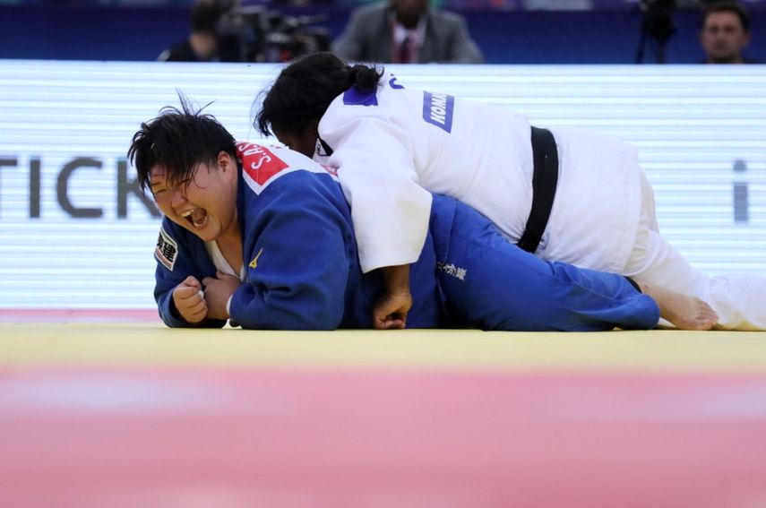 La cubana Idalys Ortiz (blanco) ante la japonesa Sarah Asahina durante su combate en la categoría femenina +78 kg de los Campeonatos del Mundo de Judo, en Azerbaiyán, el 26 de septiembre de 2018.