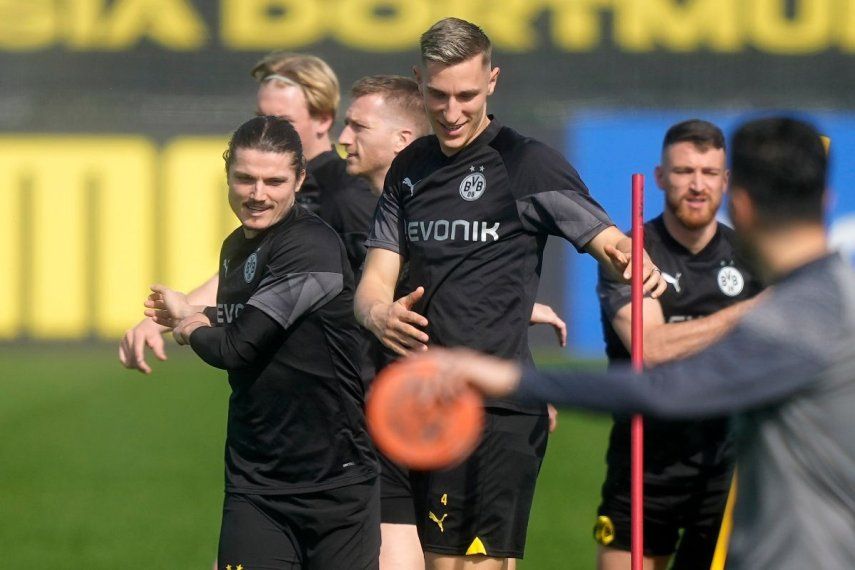 Marcel Sabitzer (izquierda) y Nico Schlotterbeck de Borussia Dortmund durante un entrenamiento en la antesala del partido contra París Saint-Germain por las semifinales de la Liga de Campeones, el martes 30 de abril de 2024.