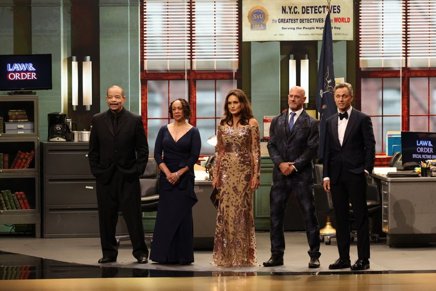Los actores Ice-T, S. Epatha Merkerson, Mariska Hargitay, Christopher Meloni y Tony Goldwyn hablan en el escenario durante la 77.ª edición de los Premios Primetime Emmy en el Peacock Theatre de LA Live en Los Ángeles el 14 de septiembre de 2025.&nbsp;