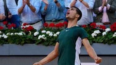 Carlos Alcaraz festeja tras vencer a Alexander Zverev en la final del Abierto de Madrid, el domingo 8 de mayo de 2022.&nbsp;