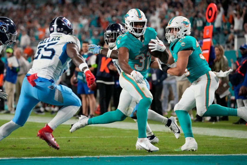 El corredor de los Dolphins de Miami, Raheem Mostert, corre para anotar un touchdown en el encuentro ante los Titans de Tennessee, el lunes 11 de diciembre del 2023.