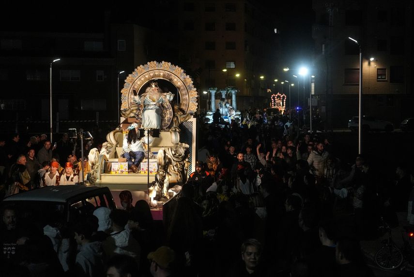 Los Reyes Magos recorren Paiporta desde la Plaça Xúquer hasta el Auditori Municipal. Esta es una de las Cabalgatas que se celebran la noche de Reyes en los municipios afectados por la DANA, que pasó por la provincia de Valencia el pasado 29 de octubre. &nbsp;