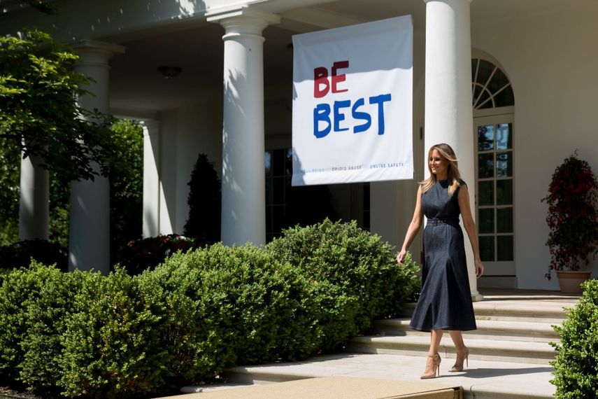 En esta imagen de archivo, tomada el 7 de mayo de 2019, la primera dama de Estados Unidos, Melania Trump, llega al acto del primer aniversario de su iniciativa Be Best, en el Rose Garden de la Casa Blanca, en Washington.&nbsp;