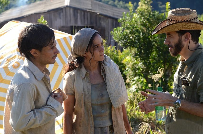 EL director y guionista Pablo Fendrik dirige a los actores Gael García y Alice Braga en una escena de Ardor. (CORTESÍA). 