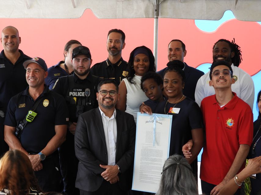 La directoraTamara Moodie recibe una copia de la nueva ley de Florida.&nbsp;