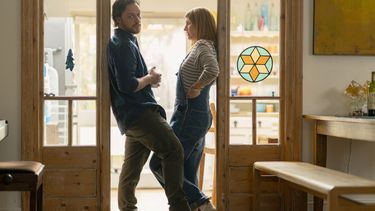 En esta imagen proporcionada por Bleecker Street James McAvoy, izquierda, y Sharon Horgan en una escena de Together.