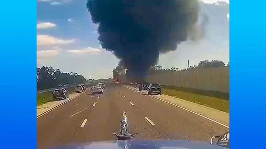 Momento en el que un avión choca en una carretera de Florida. VIDEO CORTESÍA ALFONSO DEL NODAL
