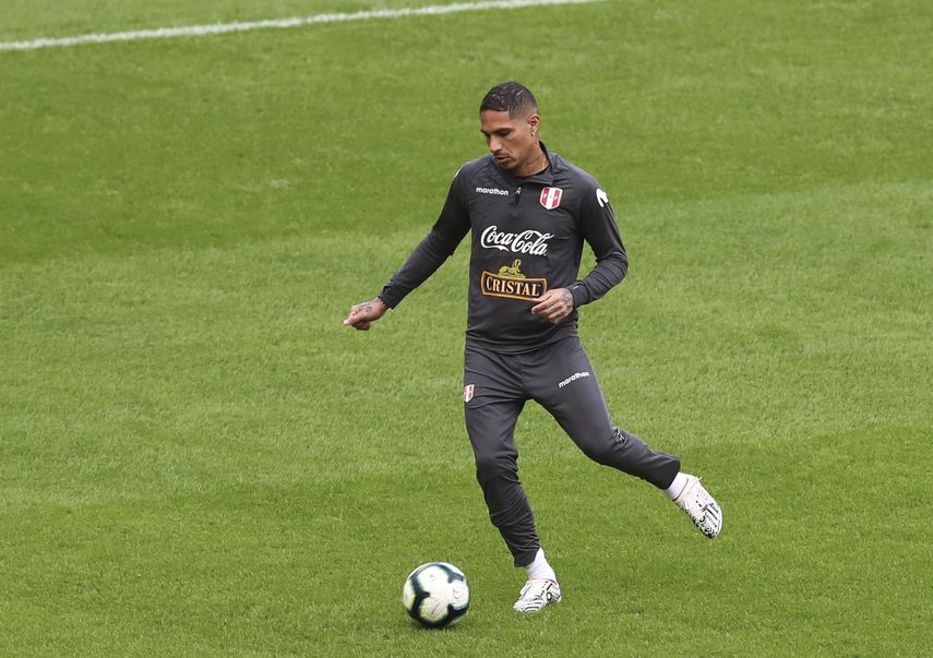 Paolo Guerrero, el&nbsp; atacante peruano&nbsp;de 35 años al firmar el tercer gol de la victoria de su selección ante Chile, se convirtió en el máximo anotador activo de la Copa América, totalizando 13.