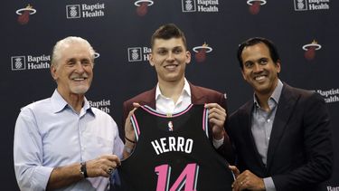 Pat Riley, a la izquierda, y el entrenador en jefe Erik Spoelstra, a la derecha, durante una conferencia de prensa en la presentación del jugador Tyler Herro.