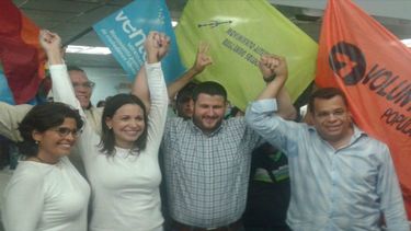 Los dirigentes opositores María Corina Machado y David&nbsp;Smolansky.