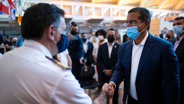 El gobernador puertorriqueño Pedro Pierluisi saluda a miembros de la tripulación del crucero Mardi Gras de la línea Carnival, el martes 3 de agosto de 2021, en San Juan