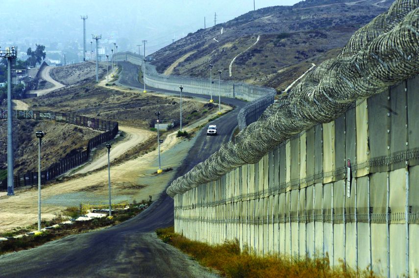 Vista parcial de un muro situado en la frontera entre California y México.