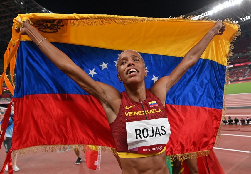 La venezolana Yulimar Rojas celebra tras ganar la final de triple salto femenino durante los Juegos Olímpicos de Tokio 2020